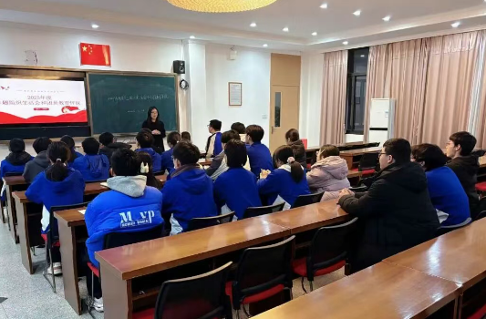 筑牢思想根基  践行青春誓言