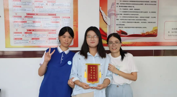 锦旗表谢意 师爱暖人心