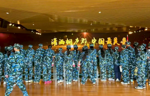 步履铿锵踏征程 青春毅行砺初心